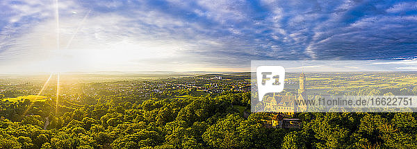 Deutschland  Bayern  Bamberg  Hubschrauber-Panorama von Schloss Altenburg bei Sonnenuntergang