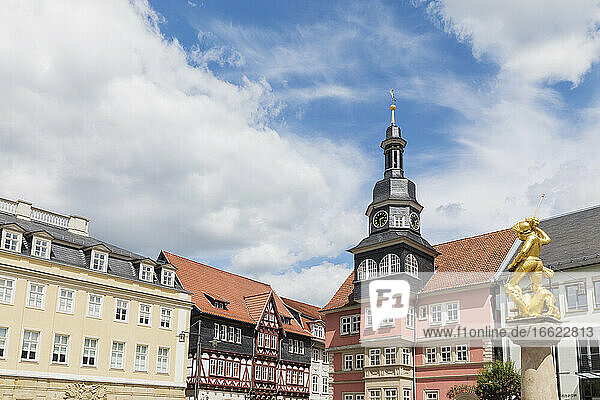 Deutschland  Thüringen  Eisenach  Goldfarbene Georgsbrunnen-Statue und historisches Rathaus