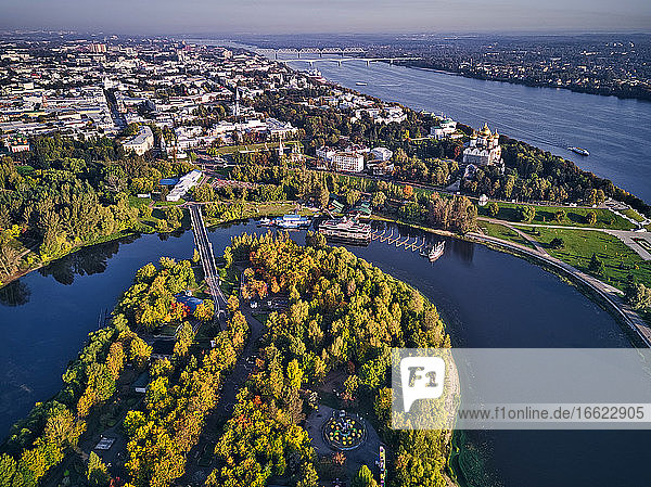 Luftaufnahme des Parks an der Strelka mit der Mariä-Entschlafens-Kathedrale am Fluss Wolga in der Stadt Jaroslawl  Russland