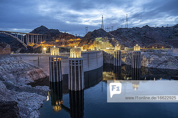 USA  Nevada  Hoover-Damm bei Nacht