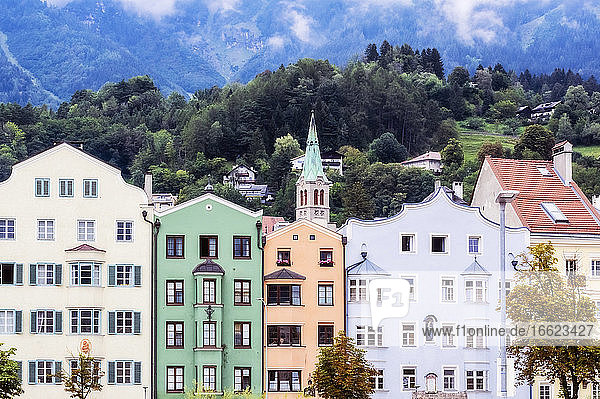Schönes architektonisches Gebäude in der Stadt Innsbruck  Tirol  Österreich