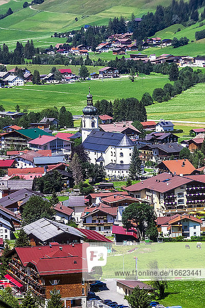 Österreich  Tirol  Luftaufnahme eines ländlichen Dorfes im Tannheimer Tal im Sommer