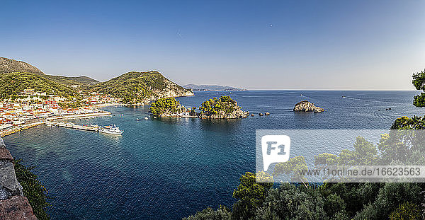 Griechenland  Preveza  Parga  Panorama des Ferienortes an der Ionischen Küste im Sommer