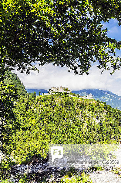 Österreich  Tirol  Reutte  Burgruine Ehrenberg auf einem bewaldeten Hügel im Sommer