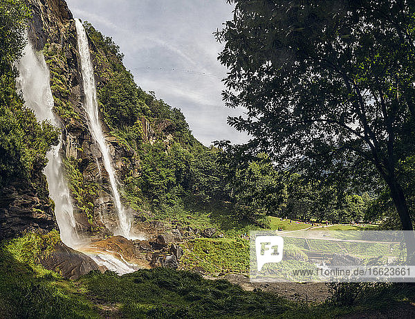 Acquafraggia-Wasserfälle im Valchiavenna-Tal  Italien