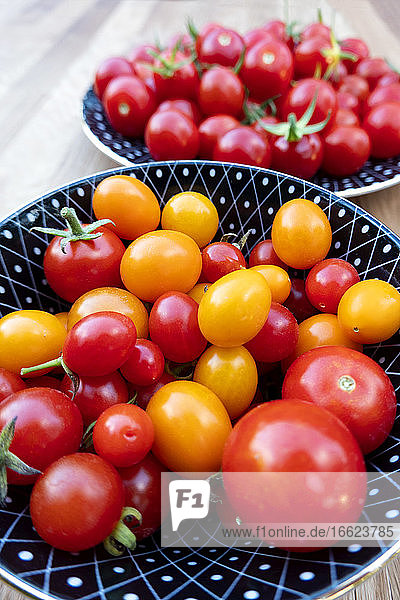 Schale mit frischen  reifen Tomaten