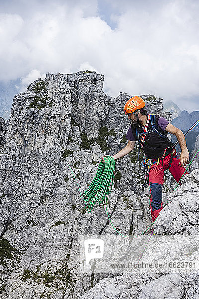 Älterer Mann hält Seile  während er in den europäischen Alpen steht  Lecco  Italien