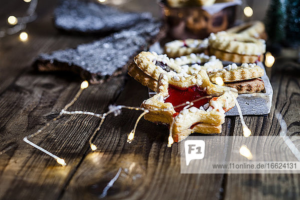 Weihnachtsbeleuchtung und frisch gebackene Marmeladenplätzchen