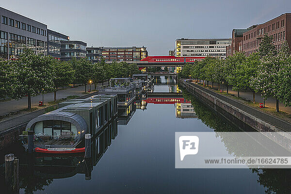 Deutschland  Hamburg  Hammerbrook  Kanal mit S-Bahnhof in der Ferne
