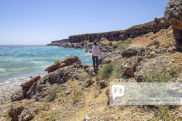 Mann bewundert die Aussicht  während er am Strand von Plakias  Kreta  Griechenland steht