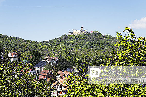 Deutschland  Thüringen  Eisenach  Wartburg mit Blick auf die Stadt unten