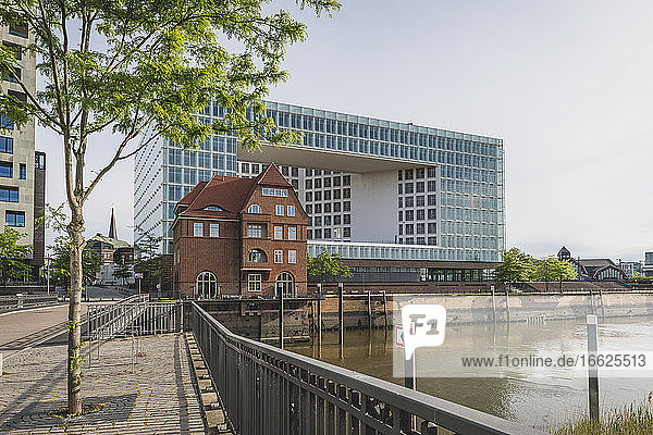 Deutschland  Hamburg  Ericusspitze  Altes und modernes Gebäude an der Elbe