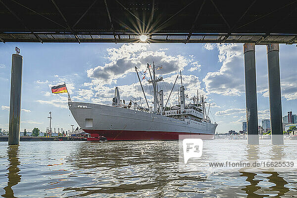 Deutschland  Hamburg  Uberseebrücke  Cap San Diego Museumsschiff am Kai festgemacht