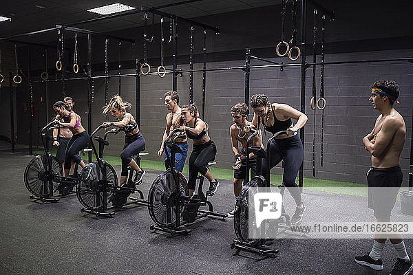 Athleten trainieren auf einem Fitnessrad im Fitnessstudio