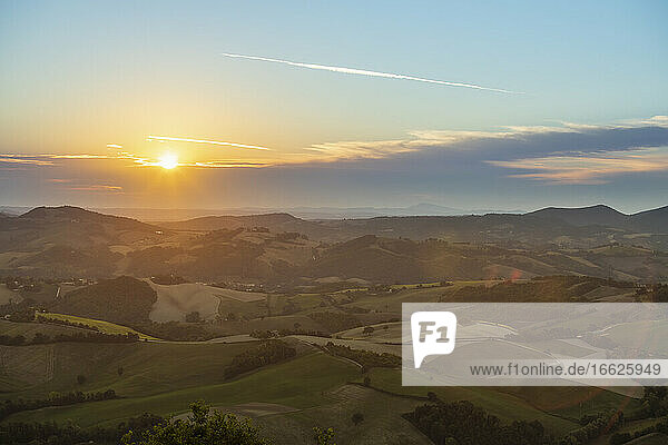 Luftaufnahme einer landwirtschaftlichen Landschaft gegen den Himmel bei Sonnenuntergang  Marken  Italien