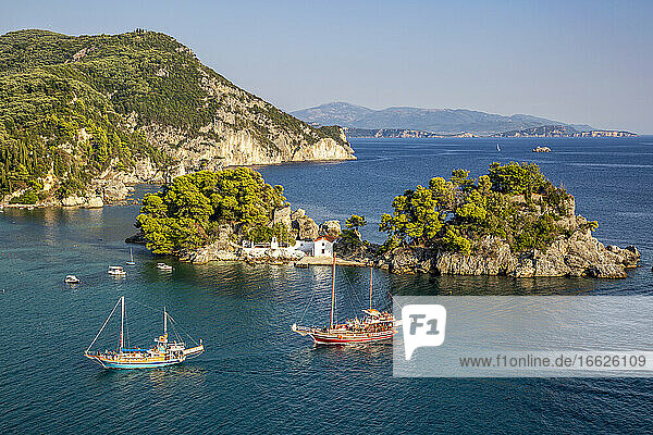 Griechenland  Preveza  Parga  Schiffe segeln vor der Panagia-Kapelle im Sommer
