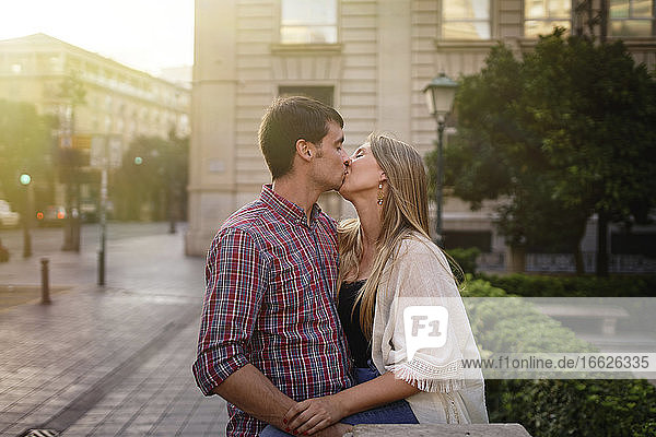 Paar küsst sich auf der Straße in der Stadt