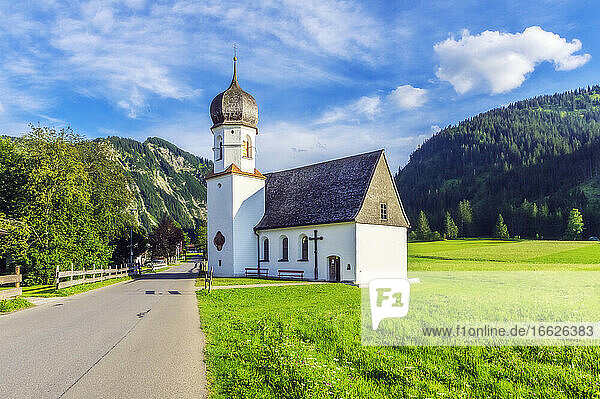 Österreich  Tirol  Kleine Landkirche im Tannheimer Tal