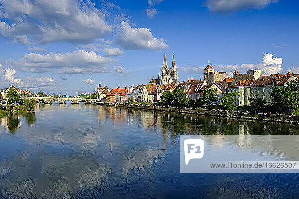 Deutschland  Bayern  Adelsdorf  Regensburg  Donau und Altstadthäuser am Fluss