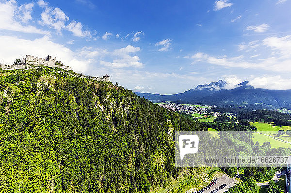 Österreich  Tirol  Reutte  Burgruine Ehrenberg auf einem bewaldeten Hügel im Sommer