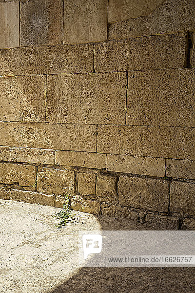 In Stein gehauene Schriftzeichen im Odeon von Gortyn  Kreta  Griechenland
