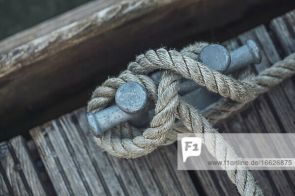Nahaufnahme eines an einer Klampe befestigten Seils auf einem Hausboot