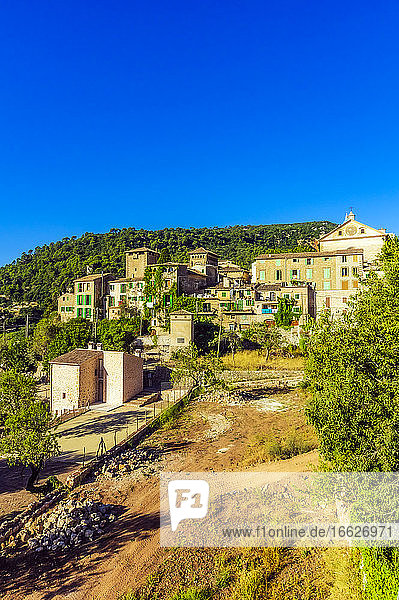 Gebäude gegen klaren blauen Himmel an einem sonnigen Tag in Valldemossa  Mallorca  Spanien  Europa