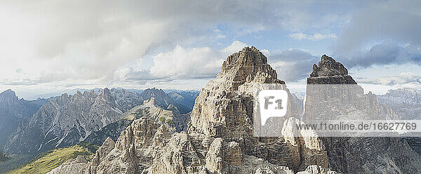 Luftaufnahme von felsigen Bergspitzen gegen den Himmel  Sextner Dolomiten  Dolomiten  Südtirol  Italien