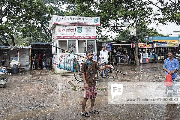 Ahmed  sucht verlorene Wertgegenstände gegen Gebühr  am Busbahnhof in Mongla  Sundarbans  Bangladesch  Asien
