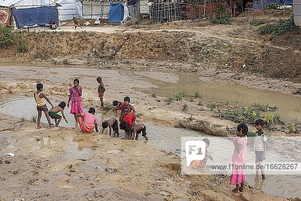 Kinder spielen  Lager für aus Myanmar geflüchtete Rohingya  Kutupalong  Cox Bazar  Bangladesch  Asien