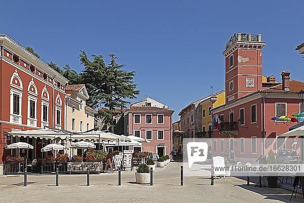 Ortszentrum mit Rathaus  Novigrad  Istrien  Kroatien  Europa