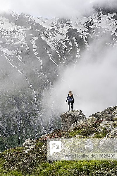 Berglandschaft bei Nebel  Wanderin blickt in die Ferne  nahe Furtschaglhaus  Berliner Höhenweg  Zillertaler Alpen  Zillertal  Tirol  Österreich  Europa