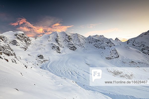 Winterliches Bergpanorama auf der Diavolezza bei Abendstimmung  Blick auf die Berninagruppe  Piz Palü  Bellavista  Piz Bernina  Persgletscher  Engadin  Schweiz  Europa
