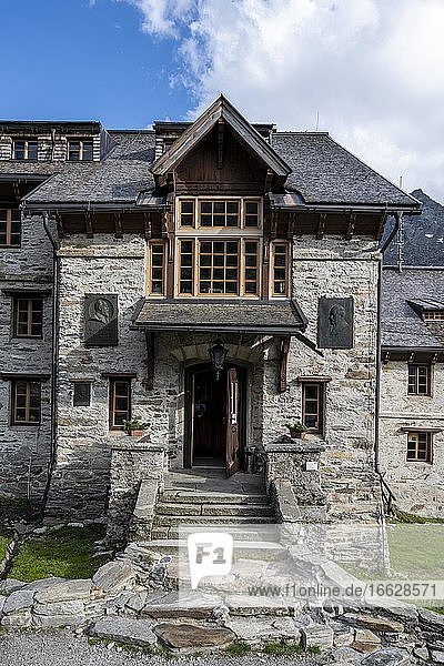 Eingang der Berliner Hütte am Berliner Höhenweg  Zillertaler Alpen  Zillertal  Tirol  Österreich  Europa