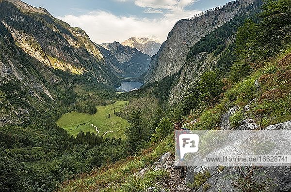 Wanderer auf dem Röthsteig  Ausblick auf den Obersee und Königssee  hinten Watzmann  Nationalpark Berchtesgaden  Oberbayern  Bayern  Deutschland  Europa