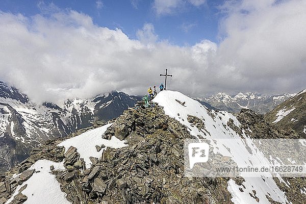 Wanderer am schneebedeckten Gipfel des Schönbichlerhorns  Alpenpanorama  Berliner Höhenweg  Zillertaler Alpen  Gletscher Schlegeiskees  Zillertal  Tirol  Österreich  Europa