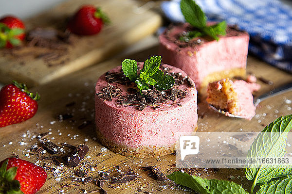 Strawberry and yogurt mousse with chocolate