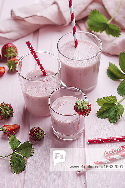 Vegan strawberry yogurt shakes