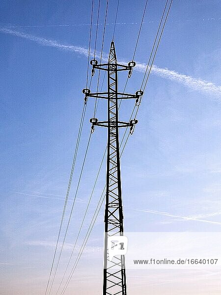 Hochspannungsleitungen und -kabel auf dem Hintergrund des blauen Himmels.