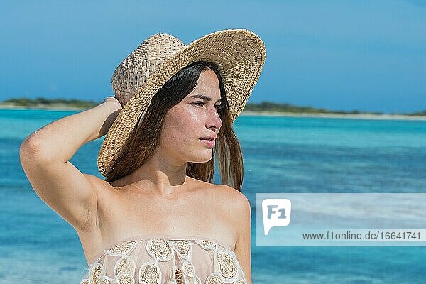 Schöne lateinische Frau trägt nackten Bikini am tropischen Strand. Porträt einer glücklichen jungen Frau  die am Meer lächelt.