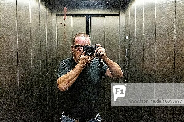 Berlin  Deutschland  Selfie / Selbstporträt eines erwachsenen  kaukasischen Mannes in einem Aufzug.