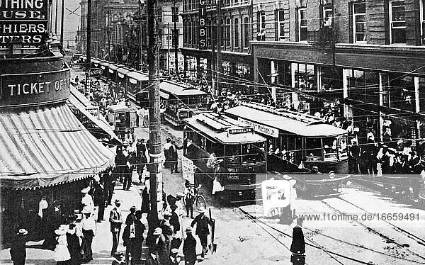 Portland  Oregon: 1905
Blick auf die Oberleitungswagen auf der Morrison Street  von der 3rd Avenue aus gesehen in Richtung Osten.