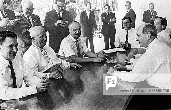 Gagra  UdSSR: 9. August 1963
In der Sommerresidenz des sowjetischen Premierministers Nikita Kruschtschow in Gagra herrscht nach der Unterzeichnung des begrenzten Atomteststoppvertrags ein reges Treiben mit Lächeln und Hemdsärmeligkeit. Rechts steht US-Außenminister Dean Rusk  der den Vertrag für die USA unterzeichnete. Ihm gegenüber sitzen von links nach rechts der sowjetische Außenminister Andrej Gromyko  Kruschtschow und Anatoli Dobrynin  der sowjetische Botschafter in den USA.