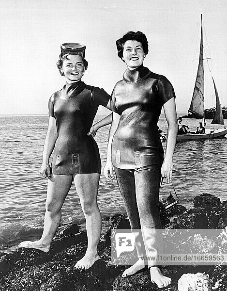 Berkeley  Kalifornien: März  1954
Zwei Frauen modellieren frühe Neoprenanzüge aus Schaumstoff.
