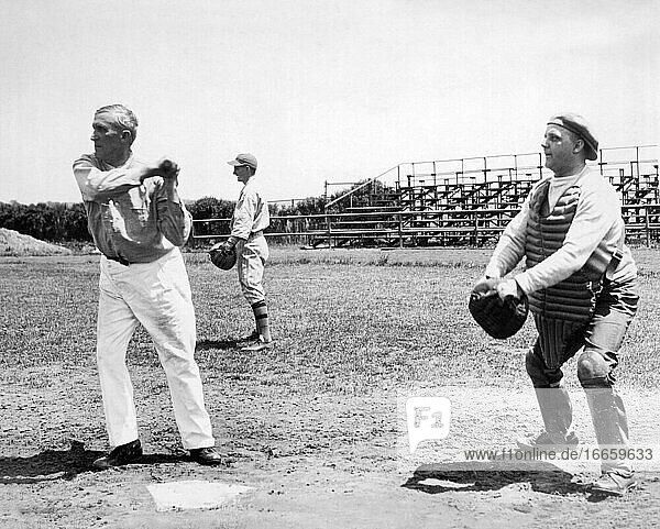 Washington  DC  18. Mai 1932.
Die republikanischen Kongressabgeordneten Lambertson aus Kansas (Schlagmann) und Withrow aus Wisconsin (Fänger) beginnen mit dem Training für ihr jährliches Baseballspiel gegen ihre demokratischen Kollegen.
