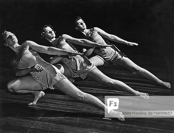 Chicago  Illinois  April  1948
Mitglieder der Sofia Girl Gymnasts of Sweden werden im Chicago Stadium als Teil der 1948 Swedish Pioneer Centennial auftreten  die im gesamten Mittleren Westen präsentiert wird.