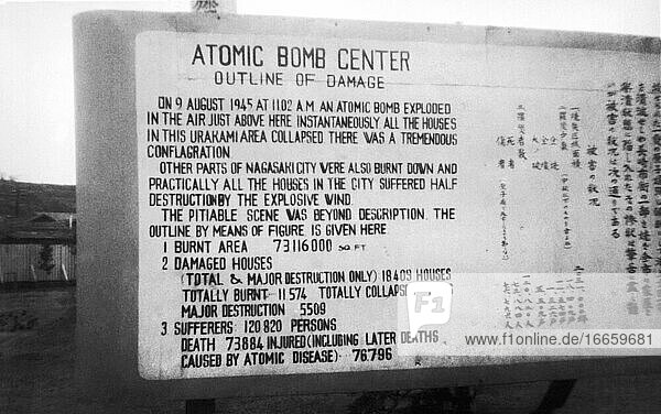 Nagasaki  Japan  1946
Ein Schild  das am Epizentrum der Wasserstoffbombenexplosion angebracht ist und über die Schäden und Opfer informiert  die entstanden sind.
