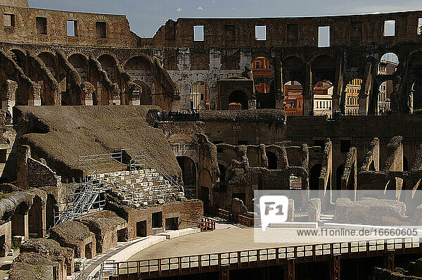 Italien  Rom. Flavisches Amphitheater oder Kolosseum. Erbaut in 70-80 n. Chr. Flavische Dynastie. Blick auf die Terrassen.
