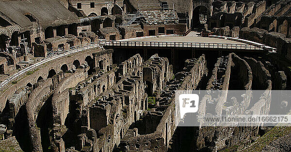 Flavisches Amphitheater oder Kolosseum. Römische Periode. Erbaut in 70-80 n. Chr. Flavische Dynastie. Das Innere. Die Arena. Rom. Italien.
