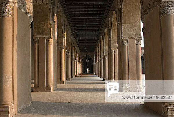 Islamische Kunst. Moschee von Ibn Tulun (876-879). Abbasidenzeit. Säulengang. Ausschnitt. Kairo. Ägypten.
